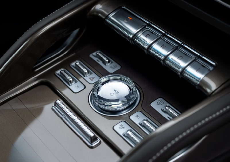 A crystal-inspired volume knob is shown in the center floor console of a 2024 Lincoln Nautilus® SUV. | All Star Lincoln in Prairieville LA