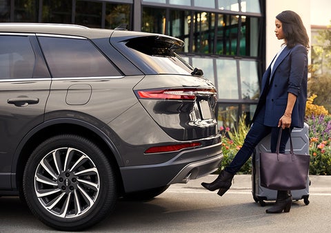 A woman with her hands full uses her foot to activate the hands-free liftgate. | All Star Lincoln in Prairieville LA